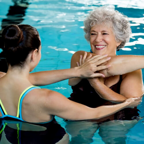 mulher-fazendo-exercícios-de-hidroterapia-na-piscina